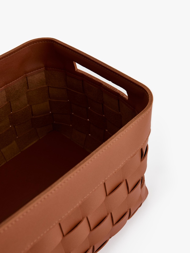 плетеная корзина для хранения с ручками от бренда sela вид слева