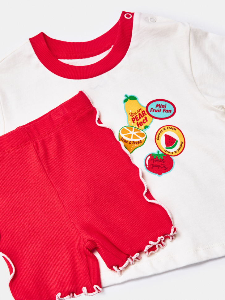 комплект из футболки и шорт для малышей от бренда sela вид слева