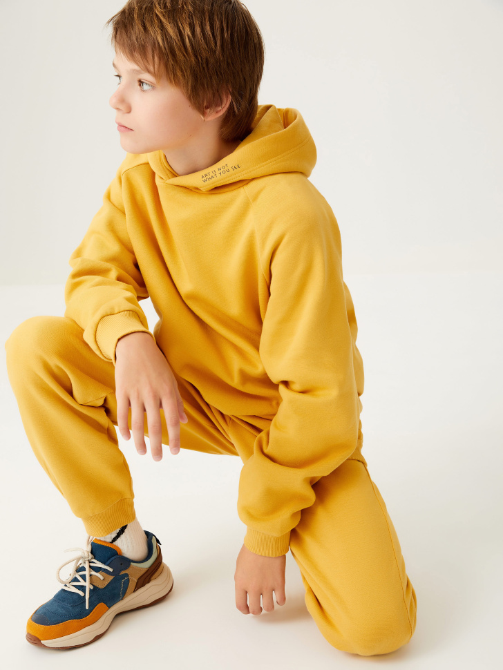 Купить желтые мальчику. Мальчик в желтом. Желтые брюки на мальчика. Желтые штаны для мальчика. Образ для мальчика с желтым.