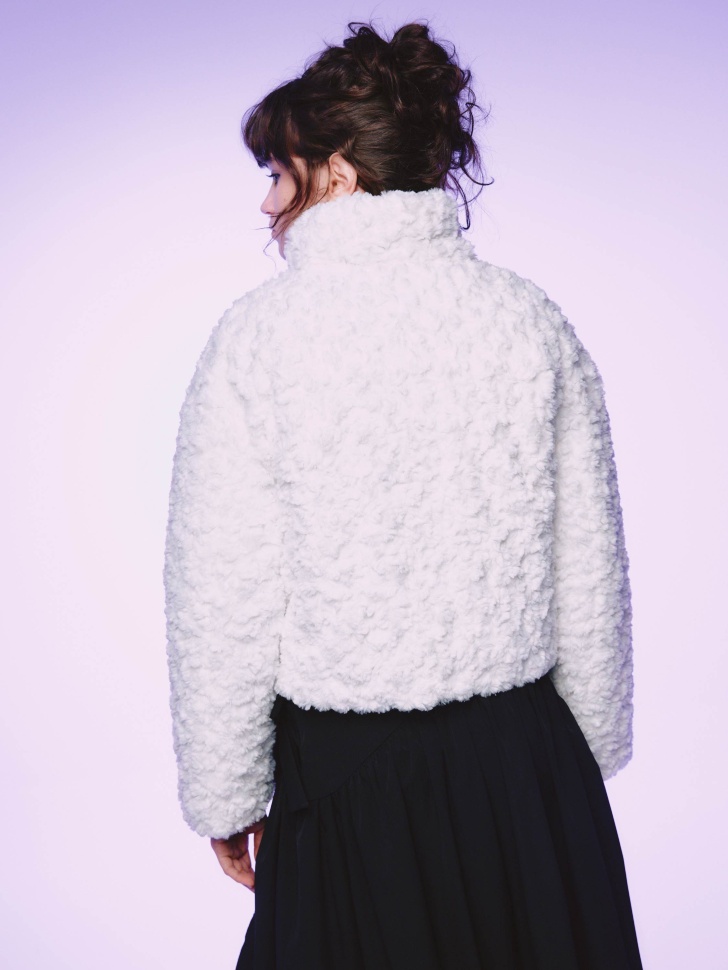 укороченная шуба из линейки  young из россии вид сбоку