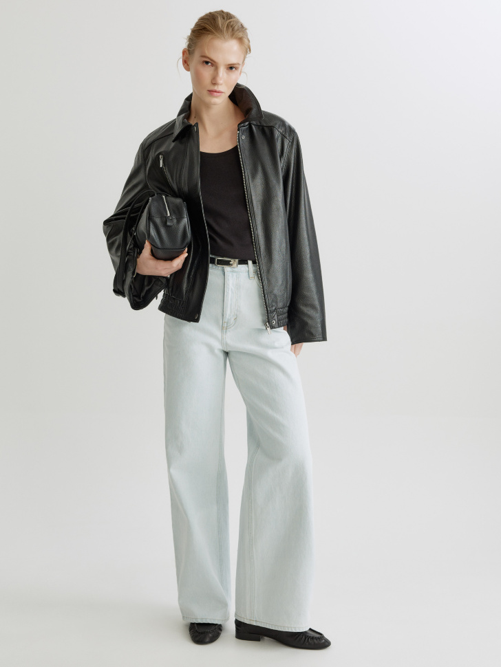 топ из смесового модала и хлопка от бренда sela вид слева