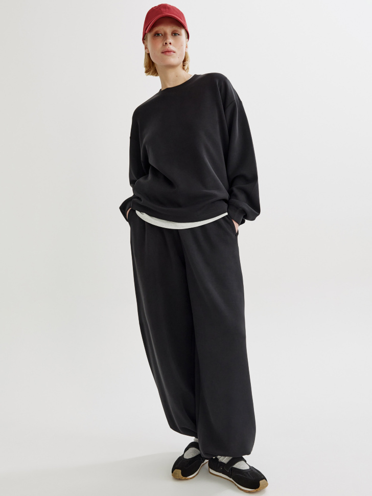 свитшот оверсайз из интерлока с вышивкой от бренда sela вид слева