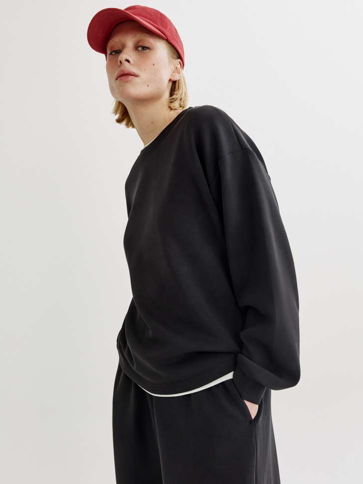 свитшот оверсайз из интерлока с вышивкой из россии вид сбоку