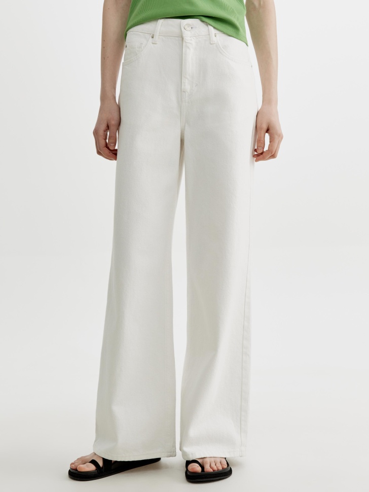 широкие джинсы со средней посадкой от бренда sela вид слева