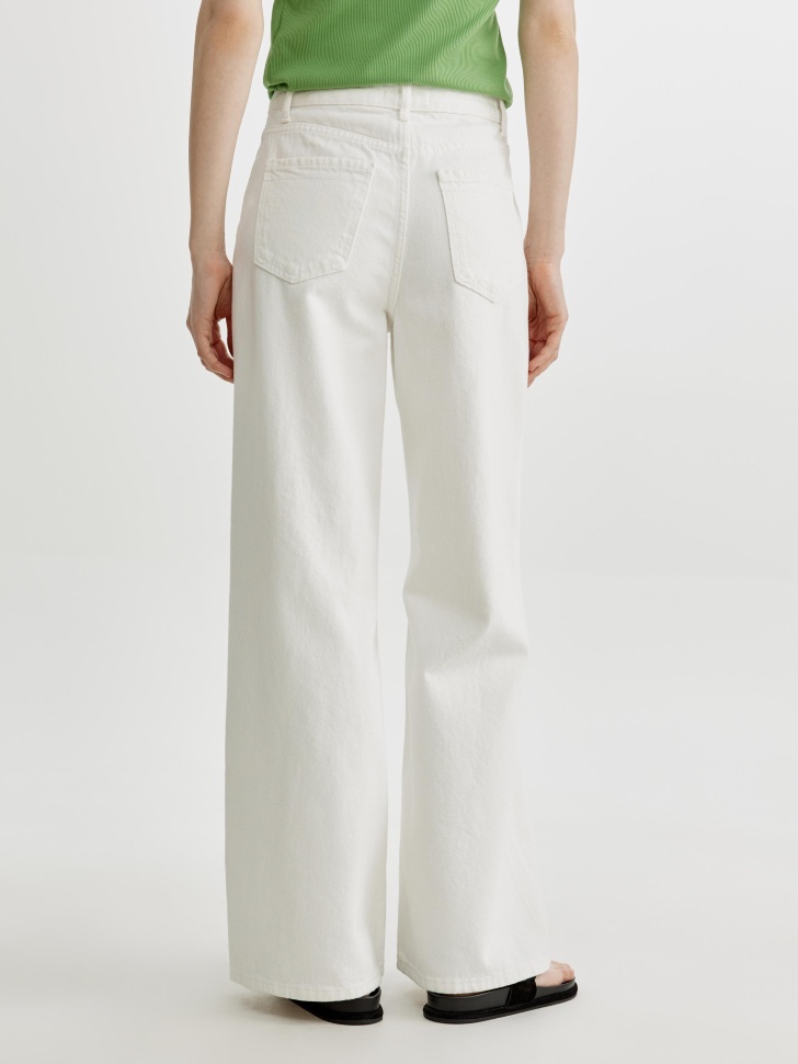 широкие джинсы со средней посадкой по цене 3999 руб вид справа