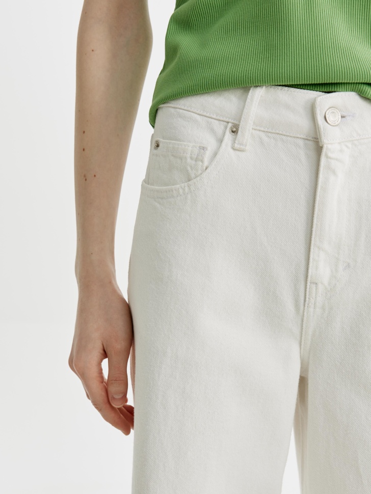 широкие джинсы со средней посадкой из россии вид сбоку