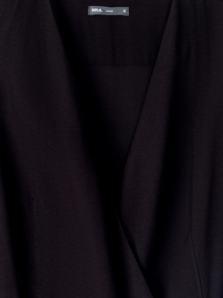 платье-футляр с запахом из вискозы и льна от бренда sela вид слева