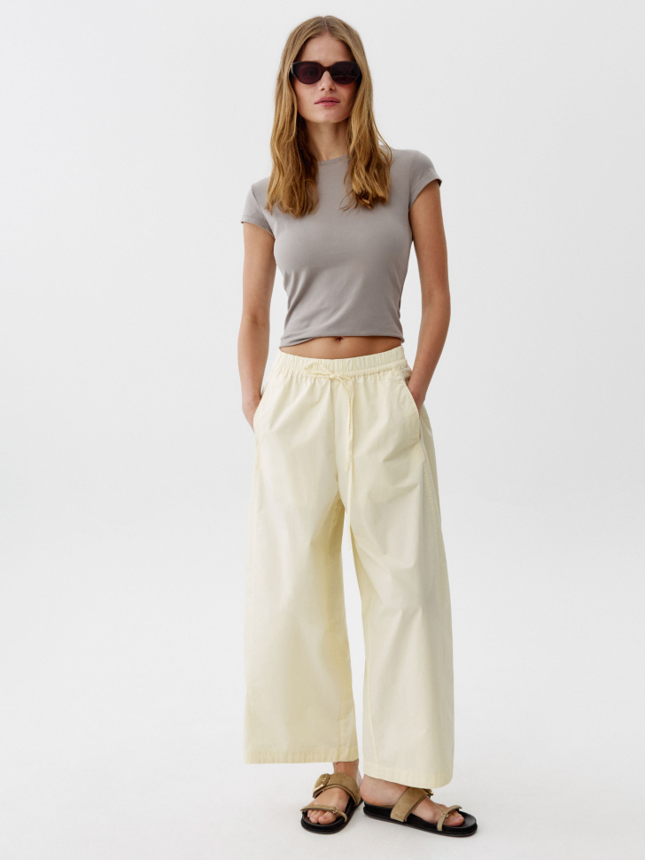 базовая приталенная футболка от бренда sela вид слева