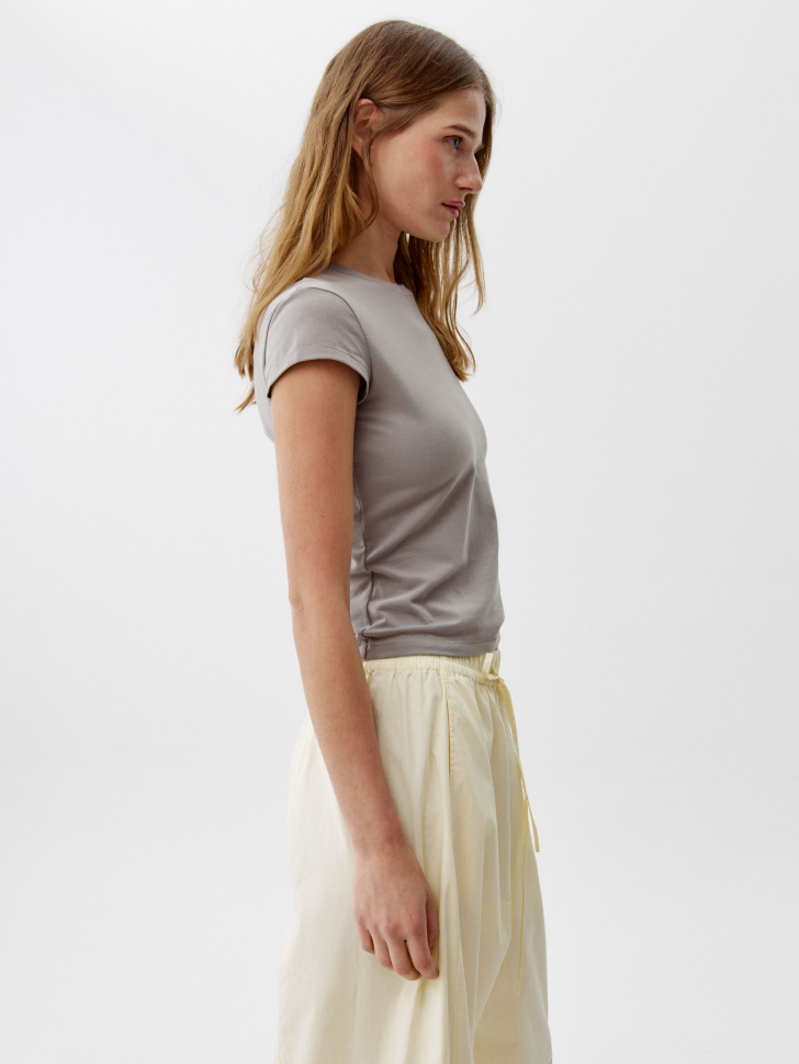 базовая приталенная футболка из россии вид сбоку