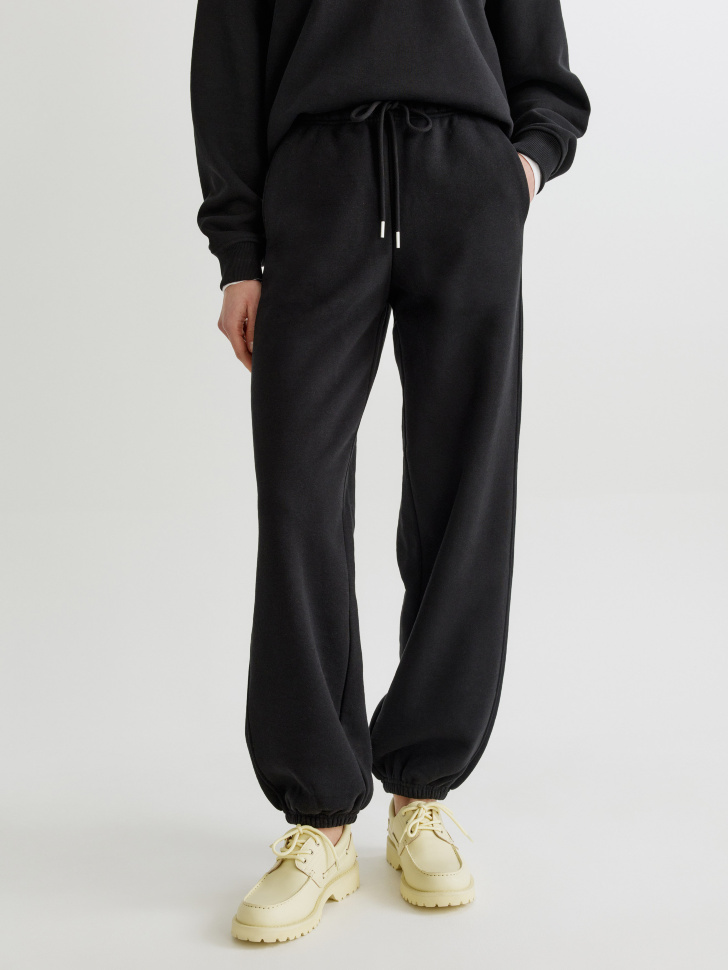 брюки-джоггеры из футера от бренда sela вид слева