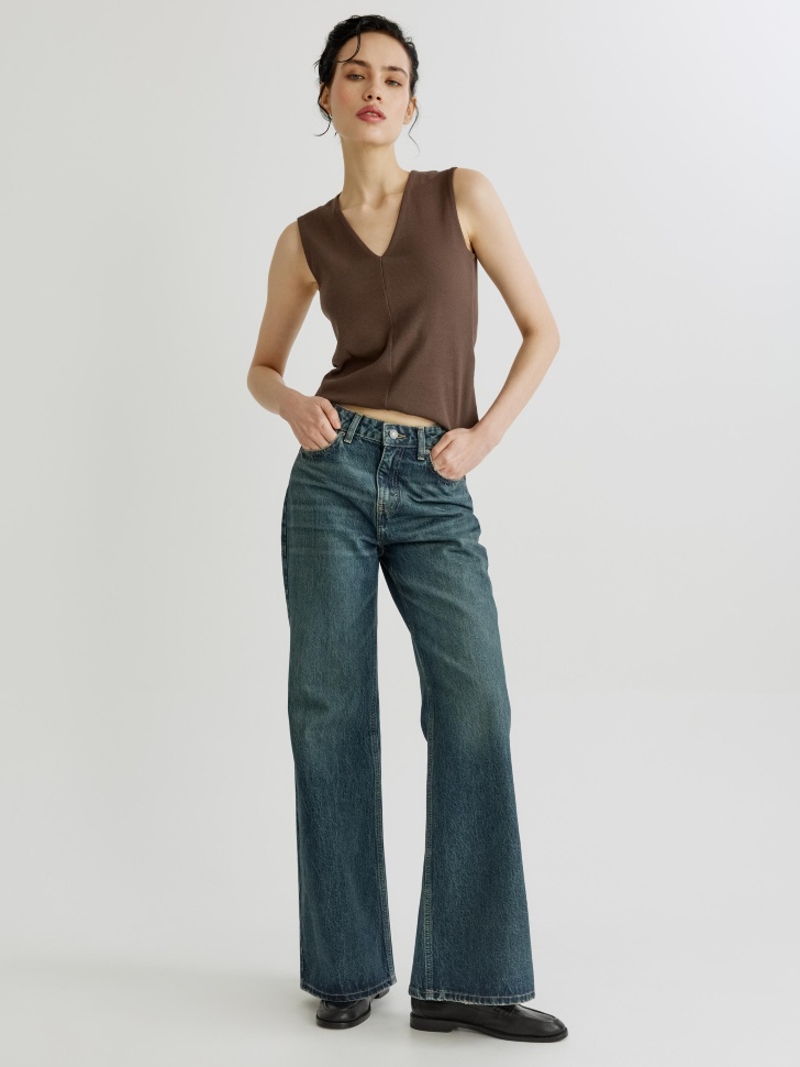 топ с треугольным вырезом в рубчик от бренда sela вид слева