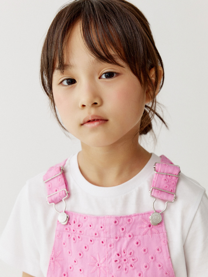 джинсовый сарафан с вышивкой для девочек от бренда sela вид слева