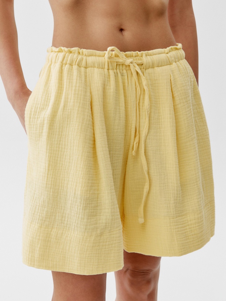 свободные шорты из муслина от бренда sela вид слева