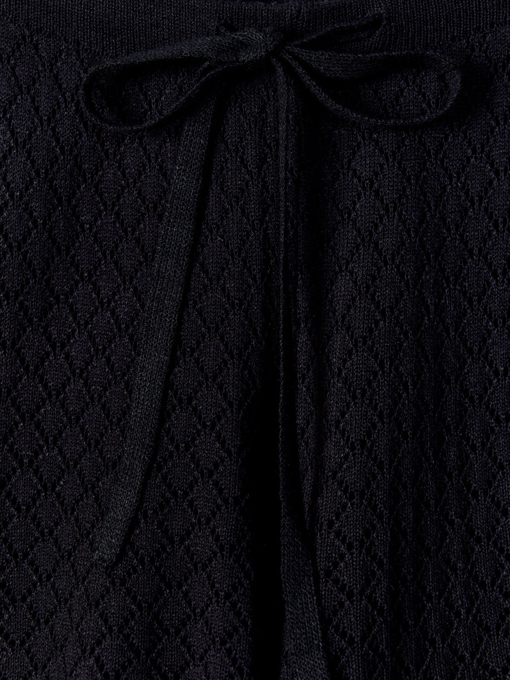 короткие шорты фактурной вязки от бренда sela вид слева