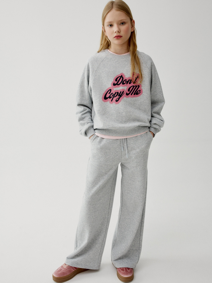 свитшт оверсайз с принтом для девочек от бренда sela вид слева