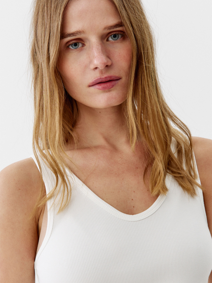 топ приталенный с треугольным вырезом в рубчик по цене 1299 руб вид справа