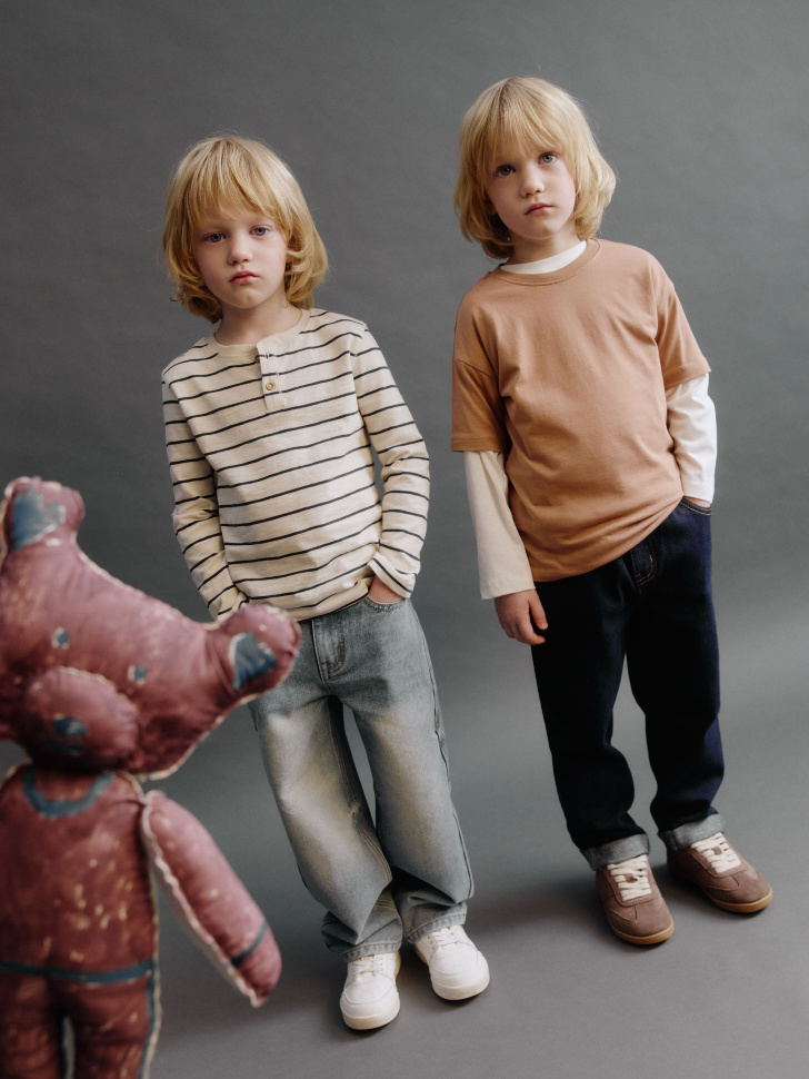 базовый лонгслив на пуговицах для мальчиков от бренда sela вид слева