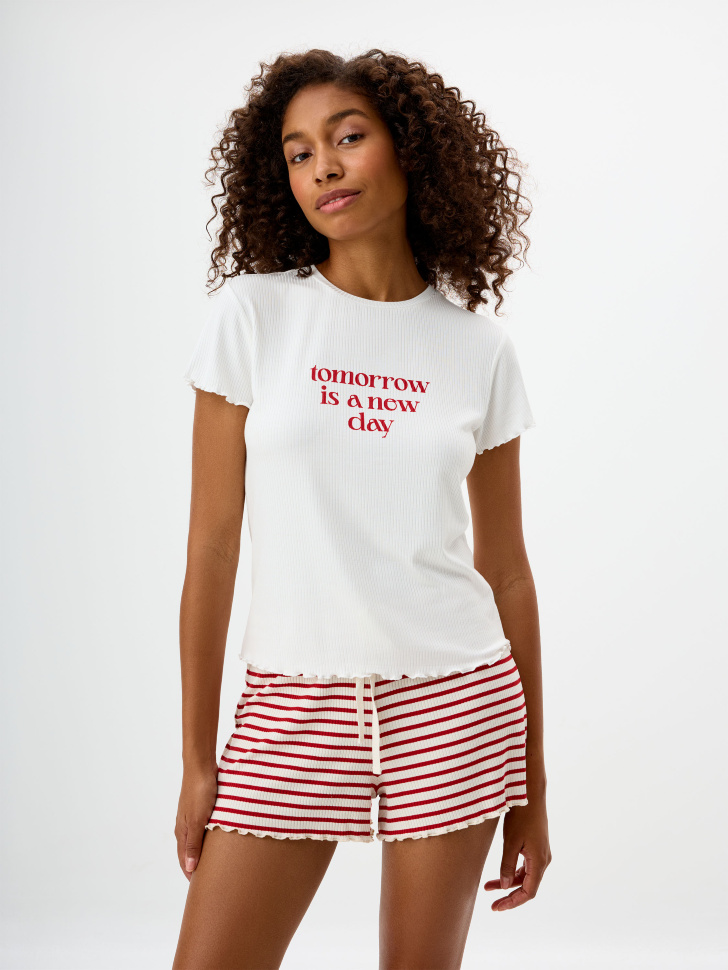 

Домашняя футболка с принтом