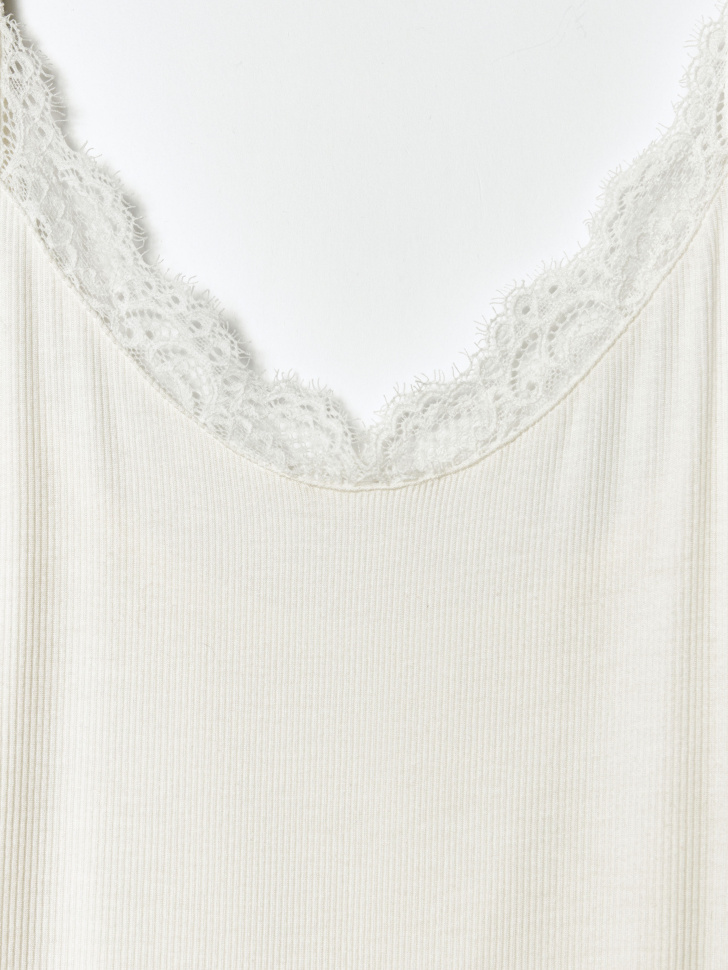 домашний топ с кружевом от бренда sela вид слева