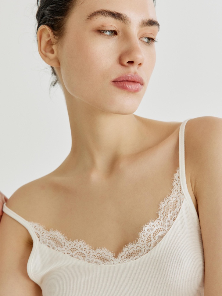 домашний топ с кружевом от бренда sela вид слева