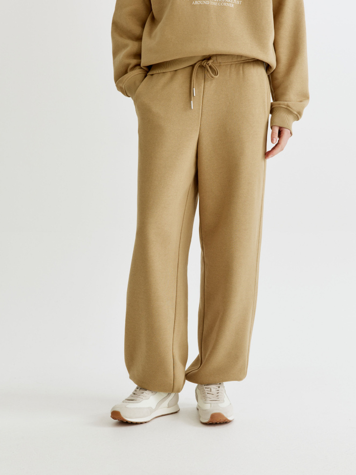брюки-джоггеры из футера от бренда sela вид слева