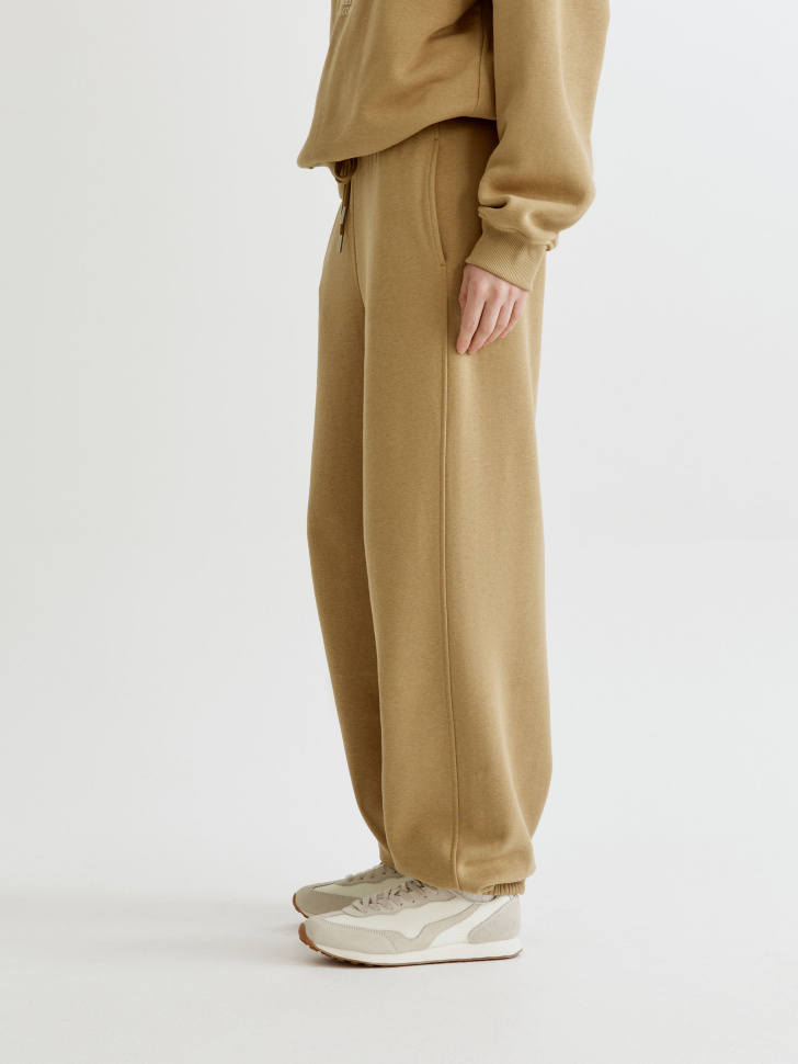 брюки-джоггеры из футера по цене 2999 руб вид справа