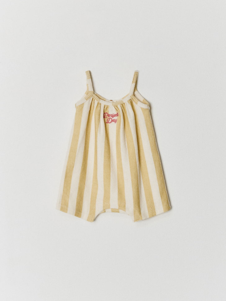 

Комбинезон с вышивкой для малышей