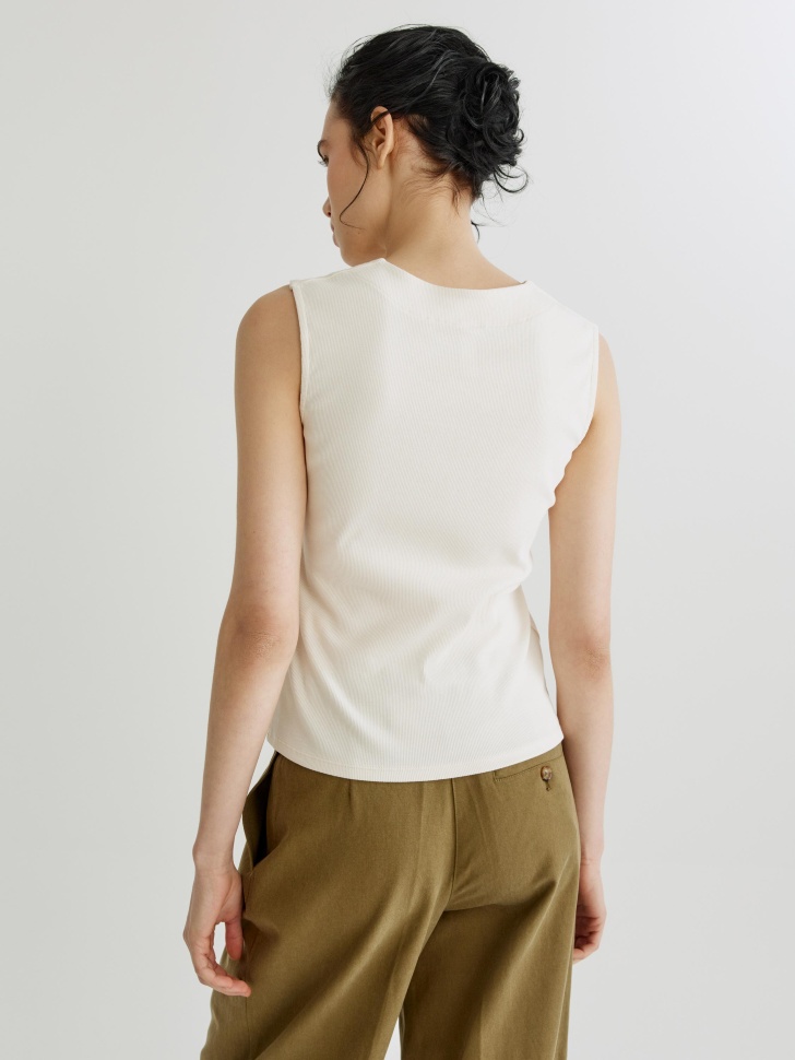 топ с треугольным вырезом в рубчик по цене 1599 руб вид справа