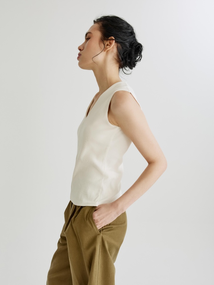 топ с треугольным вырезом в рубчик из россии вид сбоку