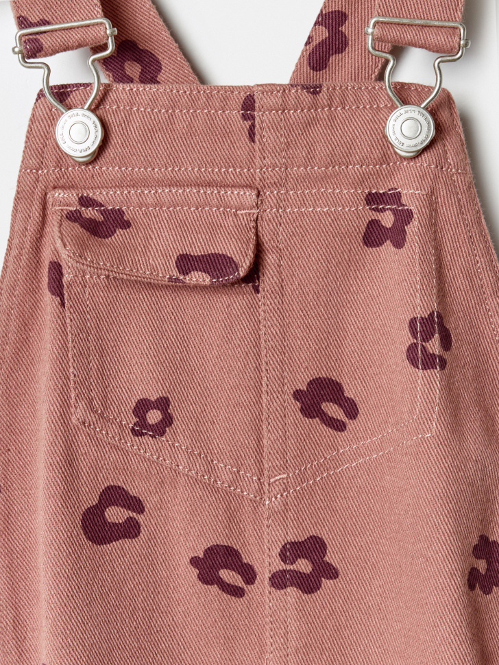 джинсовый комбинезон с принтом для малышей из россии вид сбоку