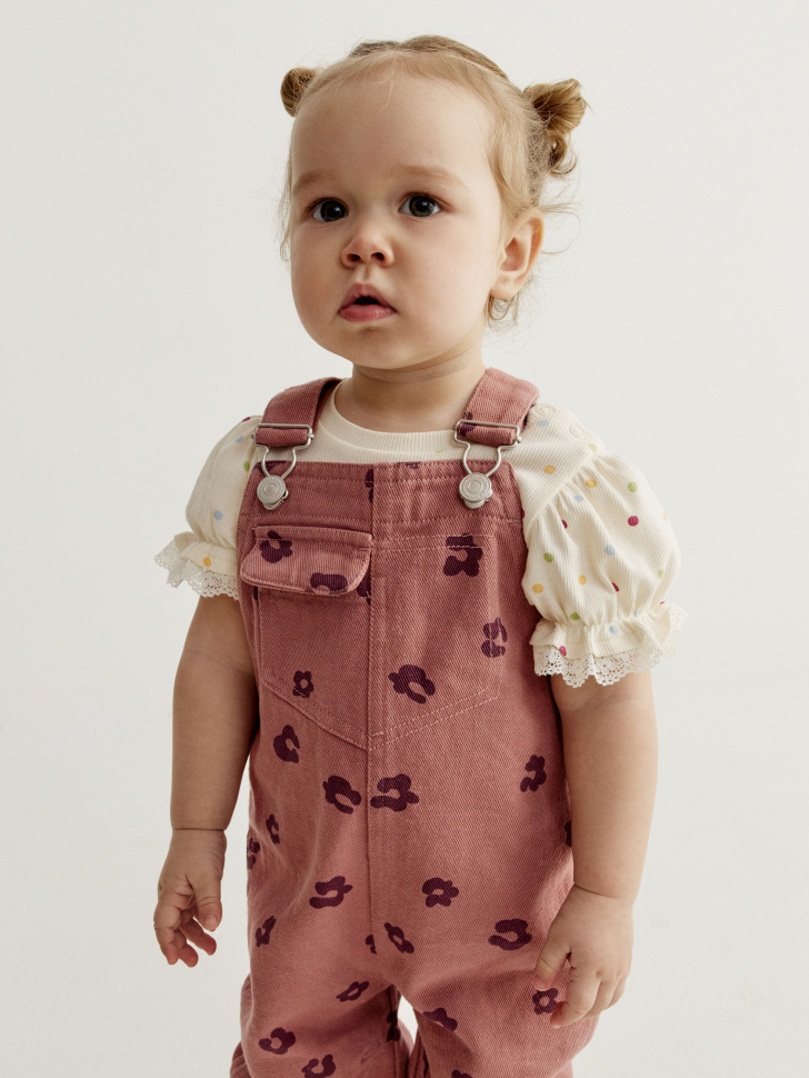 джинсовый комбинезон с принтом для малышей от бренда sela вид слева