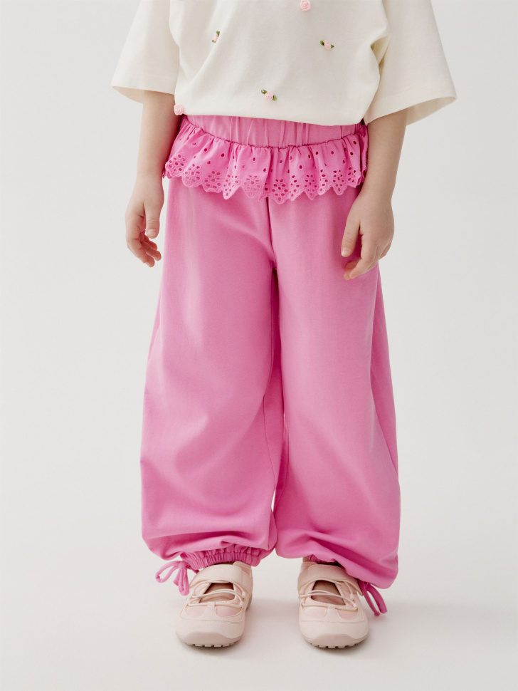 трикотажные брюки с кружевной оборкой для девочек от бренда sela вид слева