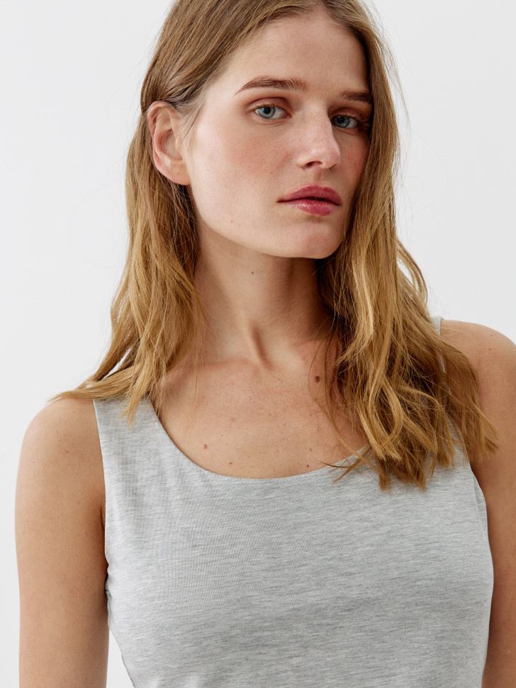 однотонный топ из смесовой вискозы по цене 1599 руб вид справа