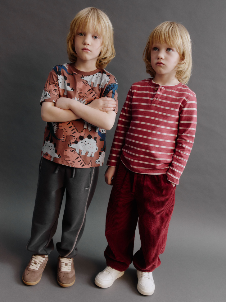 базовый лонгслив на пуговицах для мальчиков от бренда sela вид слева