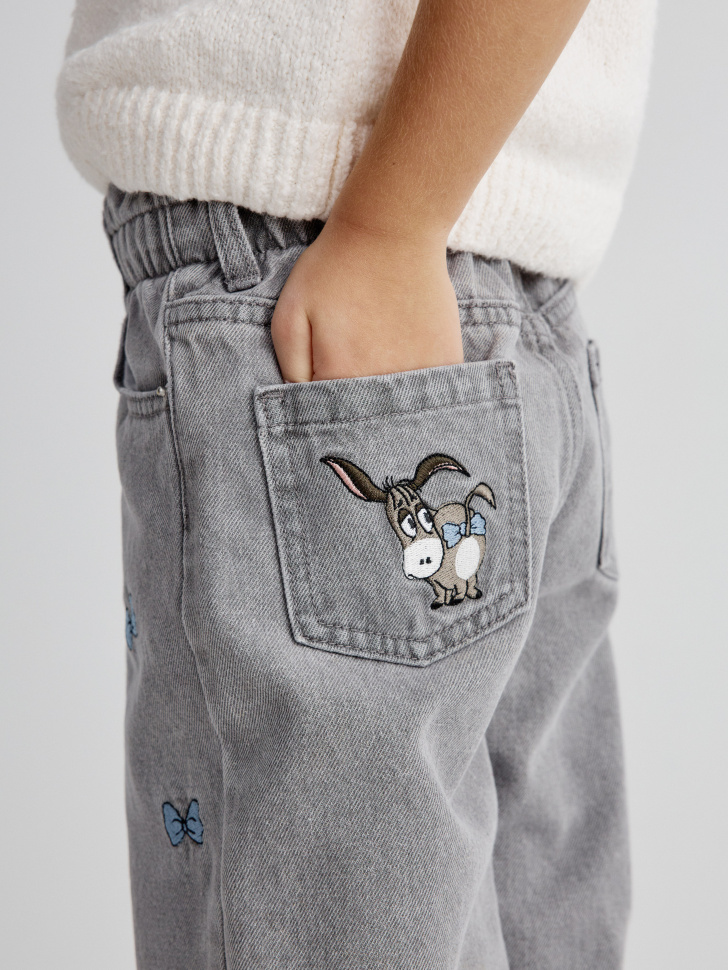 джинсы paperbag fit для девочек с вышивкой  x союзмультфильм от бренда sela вид слева