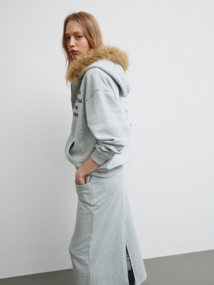 худи-зипка с принтом и мехом из линейки  young из россии вид сбоку