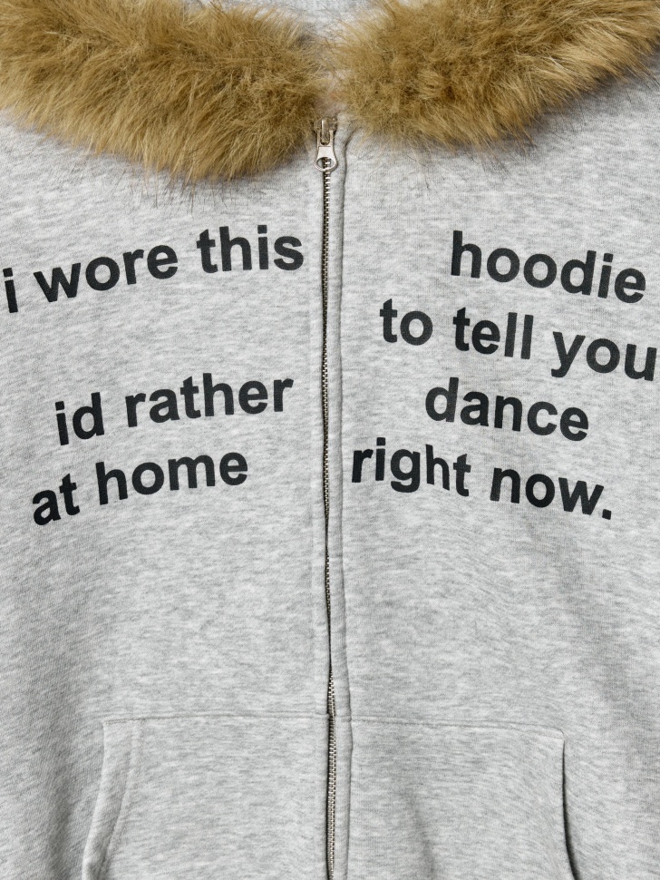 худи-зипка с принтом и мехом из линейки  young универсального стиля с лицевой стороны