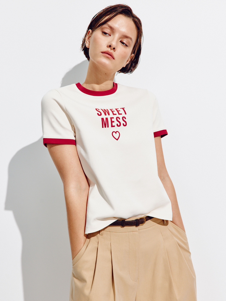 Футболка с принтом и контрастной окантовкой 1599₽