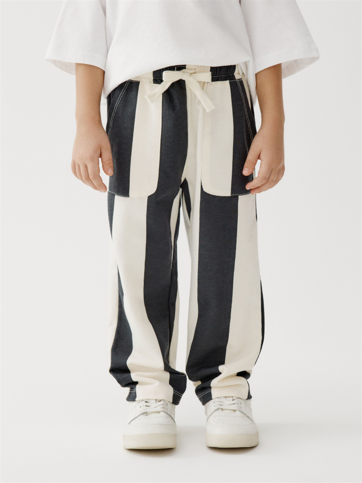 трикотажные брюки в полоску для мальчиков от бренда sela вид слева