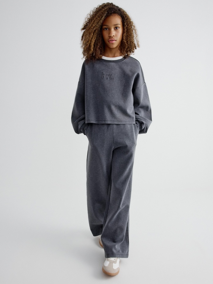 укороченный свитшот с вышивкой для девочек от бренда sela вид слева