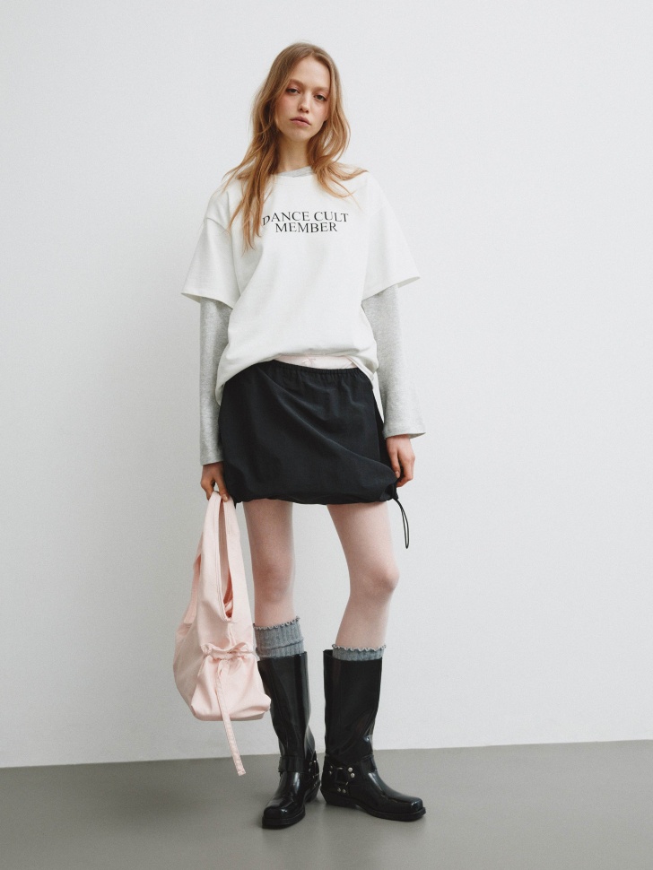 футболка с текстовым принтом из линейки  young от бренда sela вид слева