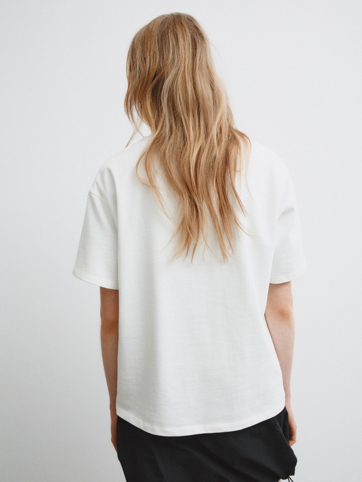 футболка с текстовым принтом из линейки  young по цене 1599 руб вид справа