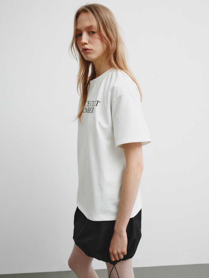 футболка с текстовым принтом из линейки  young из россии вид сбоку