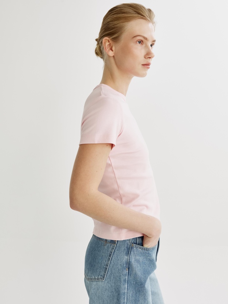 облегающая футболка кира из россии вид сбоку