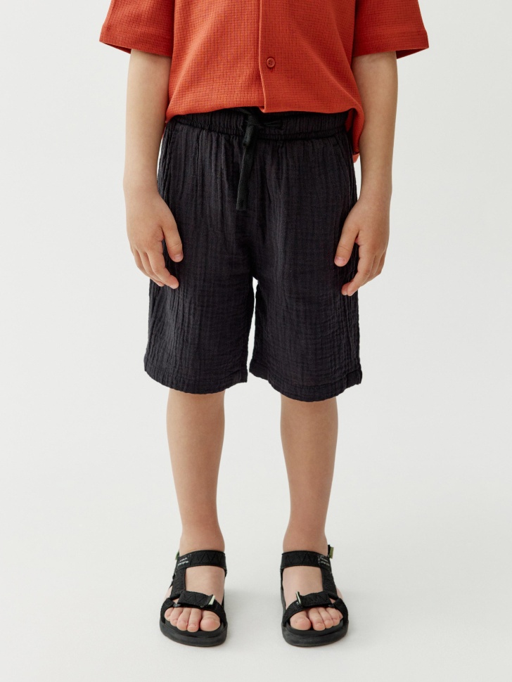 шорты из муслина для мальчиков от бренда sela вид слева