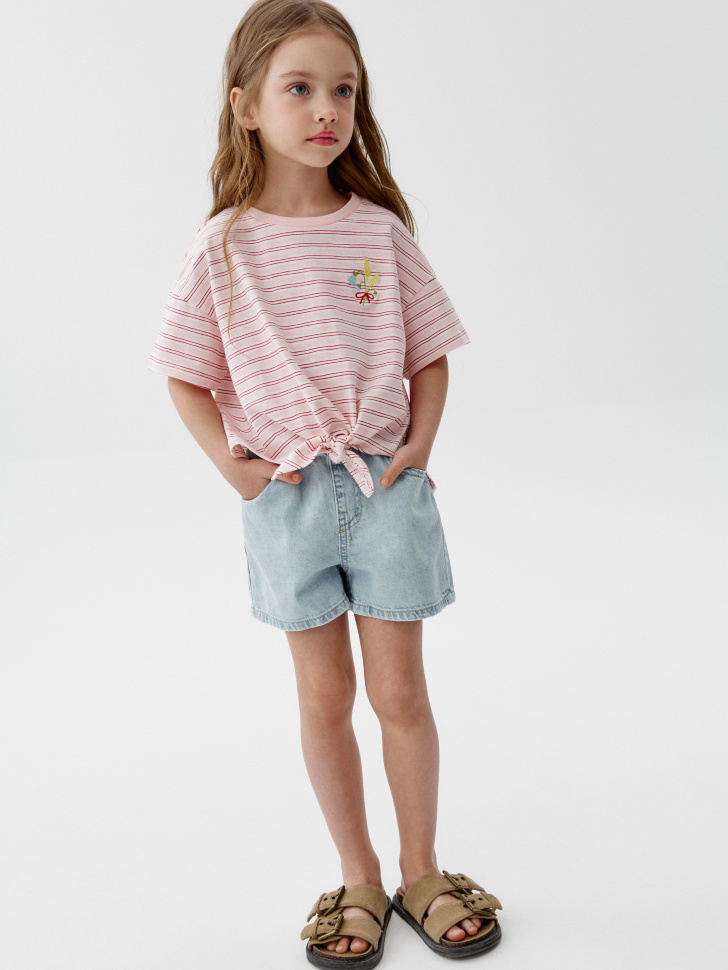 укороченная футболка в полоску с узлом для девочек от бренда sela вид слева