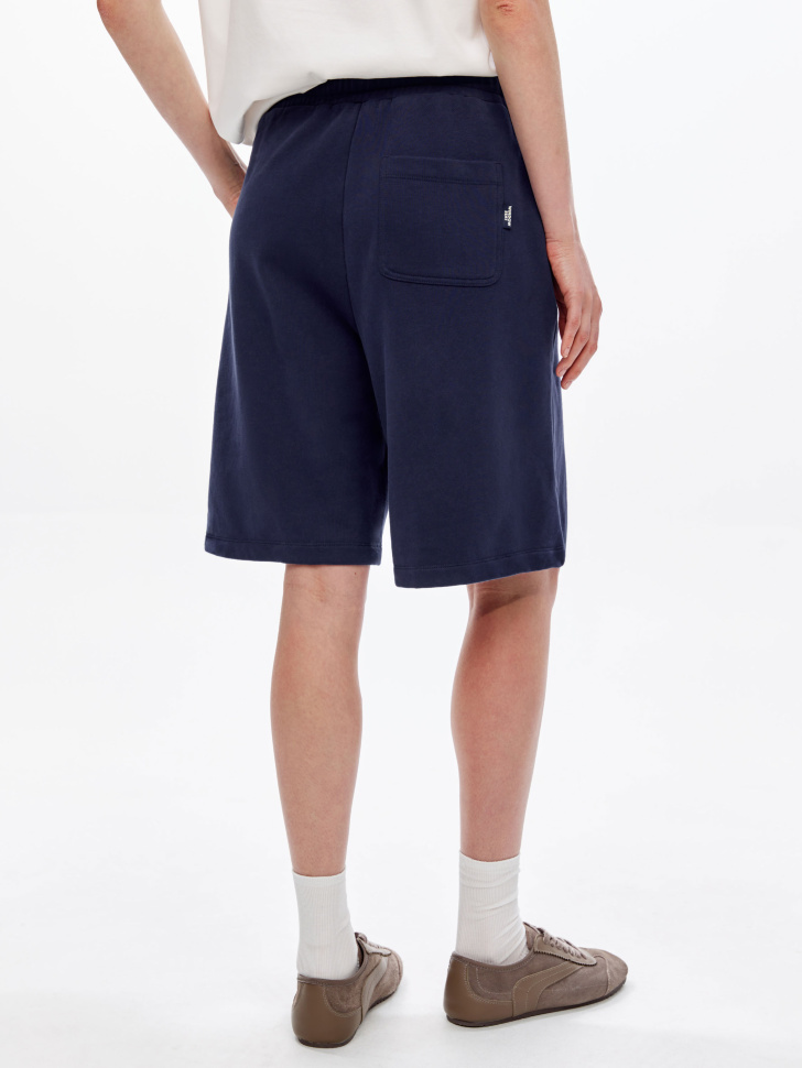 шорты-бермуды из футера с потайным карманом по цене 2599 руб вид справа