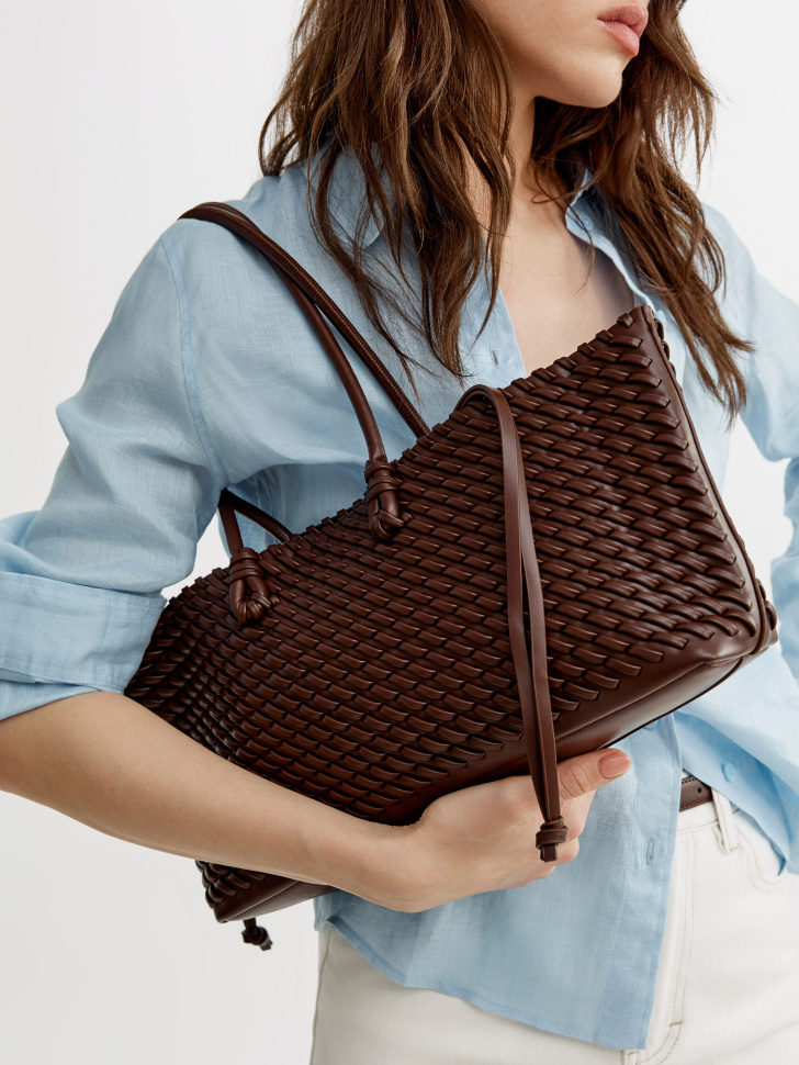 сумка из плетеной экокожи от бренда sela вид слева