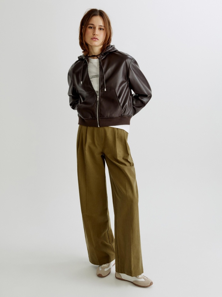 куртка бомбер из искусственной кожи с капюшоном от бренда sela вид слева