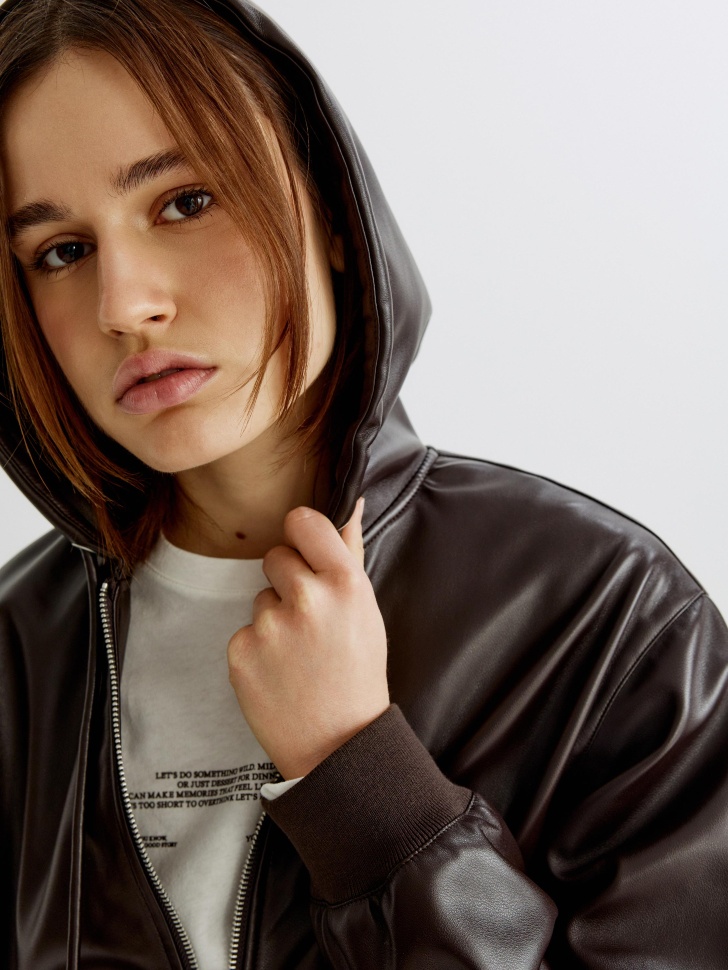 куртка бомбер из искусственной кожи с капюшоном из россии вид сбоку